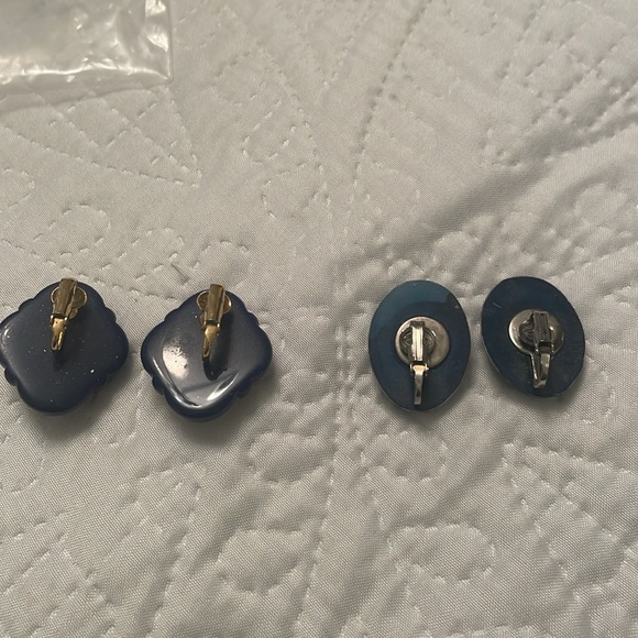 Set of 2 Vintage Clip On Earrings - Picture 4 of 11